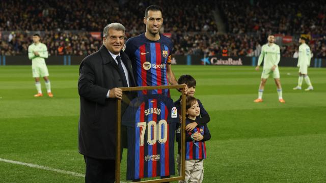 Homenaje a Busquets por sus 700 partidos con el Barcelona.