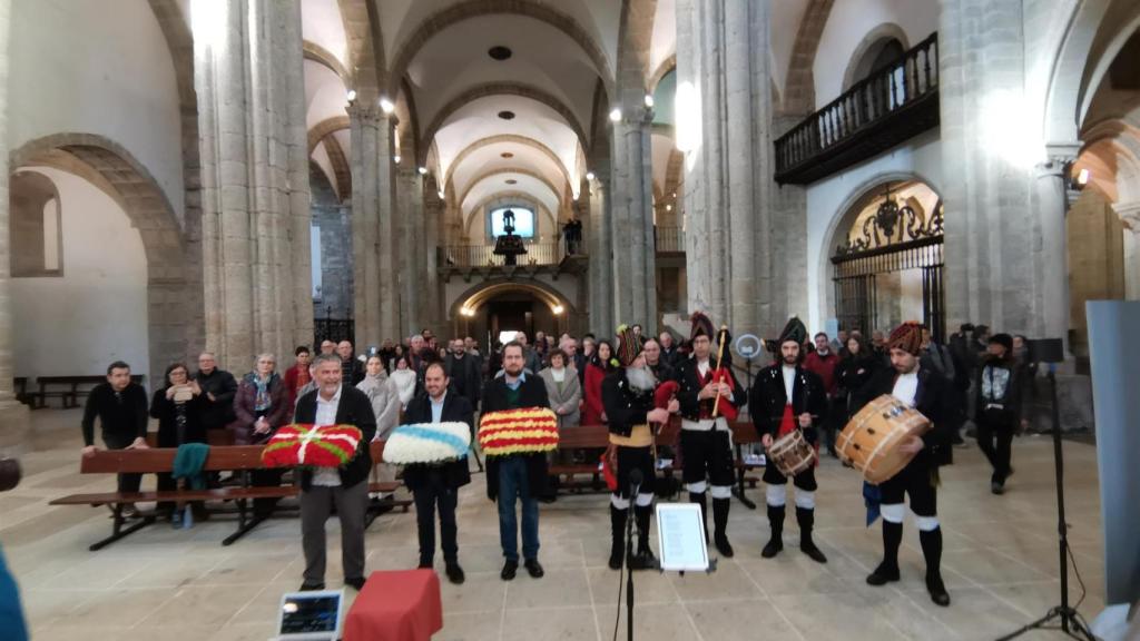 Ofrenda floral ‘Galeuzka das linguas’ a Rosalía de Castro y Castelao.