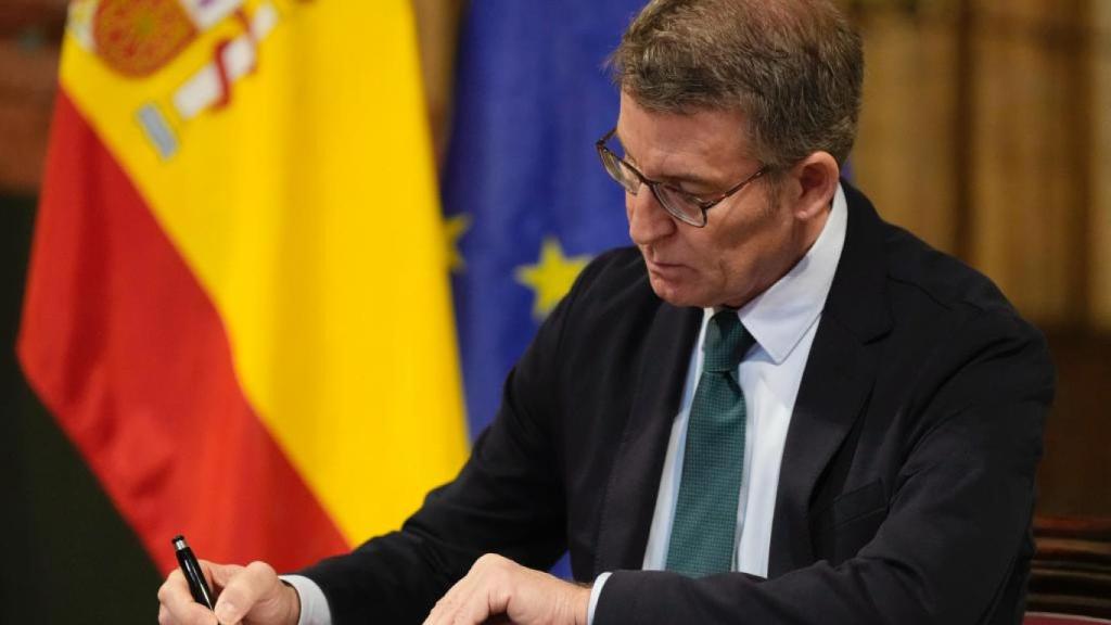 El líder del PP, durante la firma del documento.