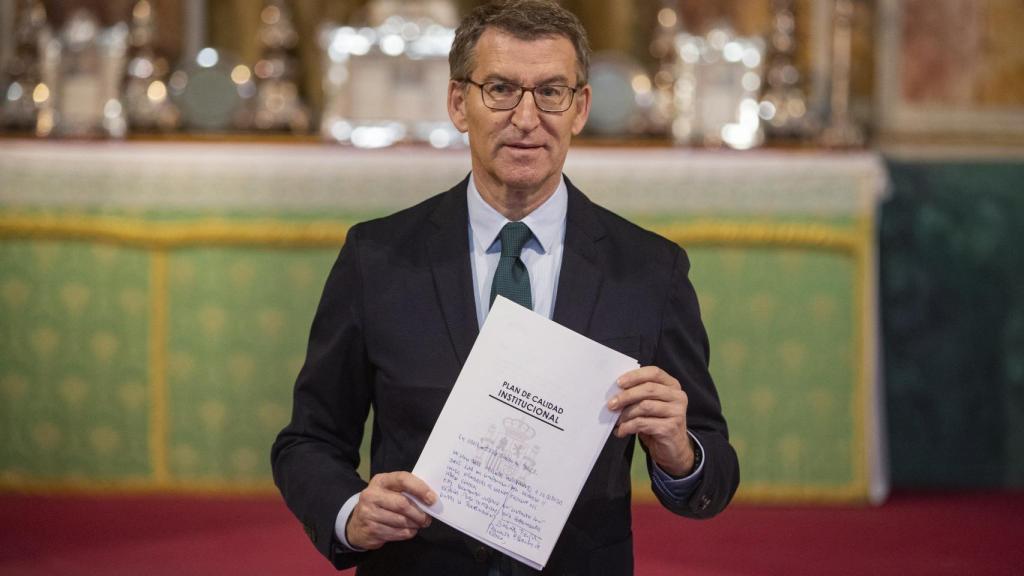 El presidente del PP, Alberto Núñez Feijóo, muestra el Plan de Calidad Institucional.