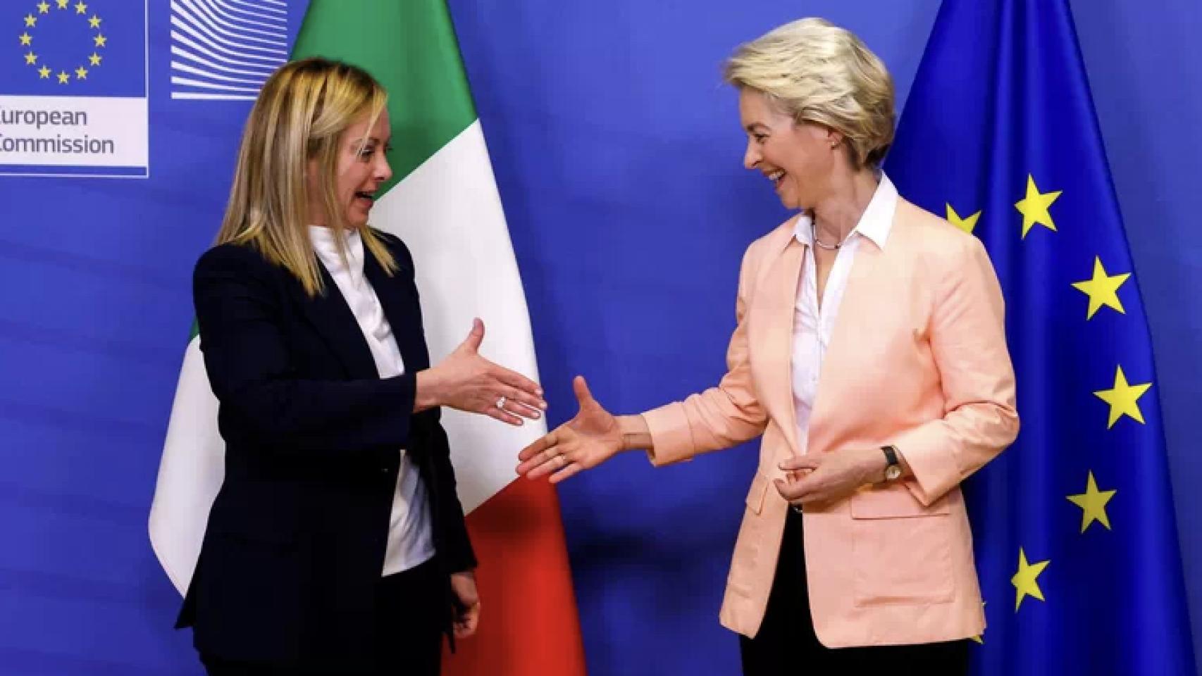 Meloni y Ursula von der Leyen se saludan en la sede de la Comisión Europea.