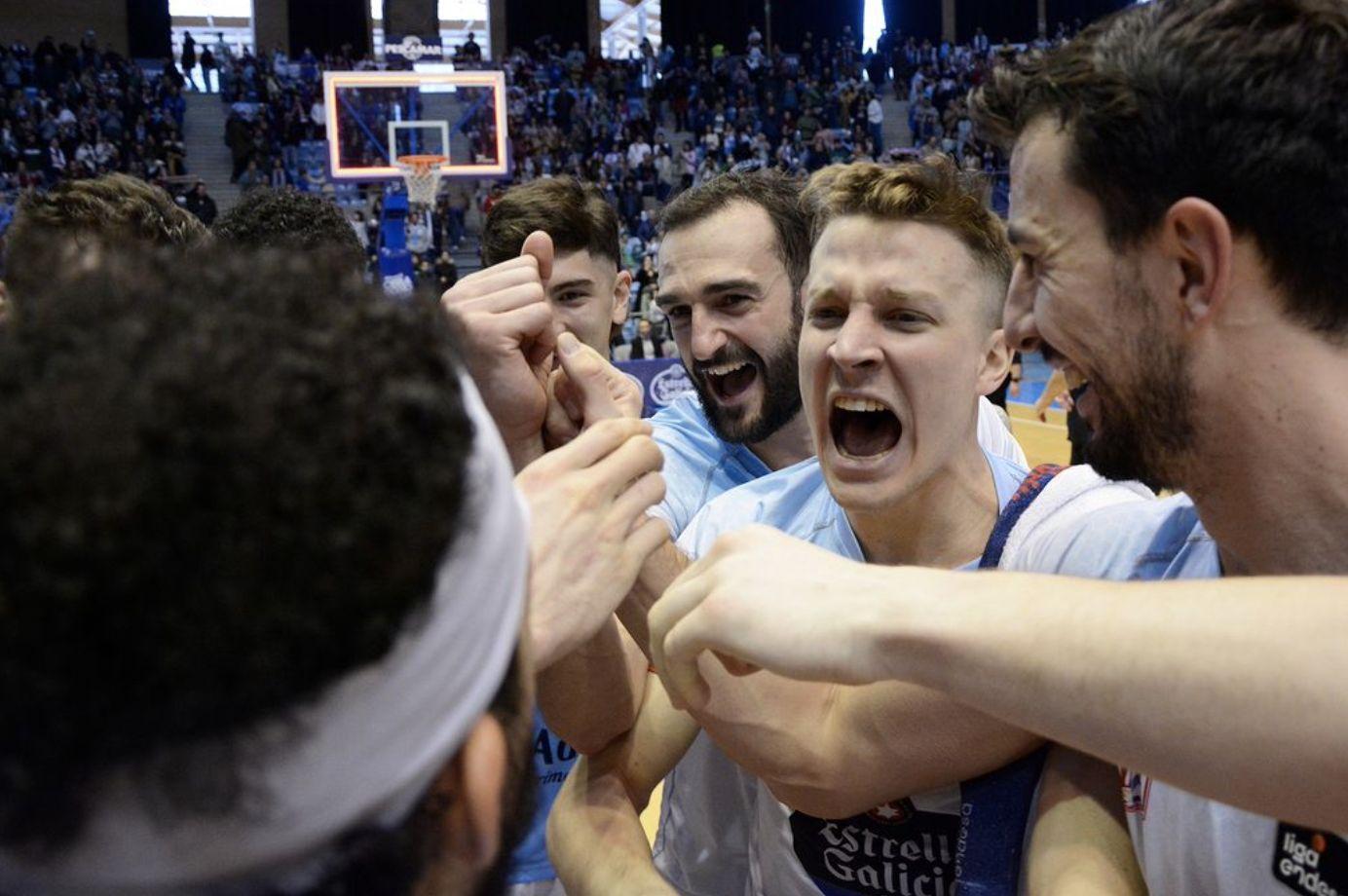 Equipo compostelano celebrando la victoria. Fuente: @obradoiro.cab