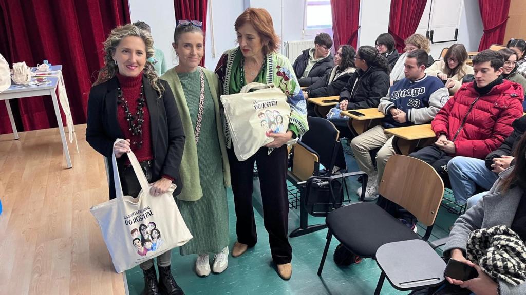 Martina Aneiros, en la izquierda de la imagen, portando una de las saquetas