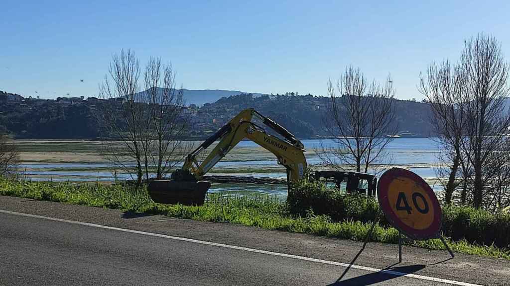 Obras en la carretera PO-308 entre Fontenla y Combarro.
