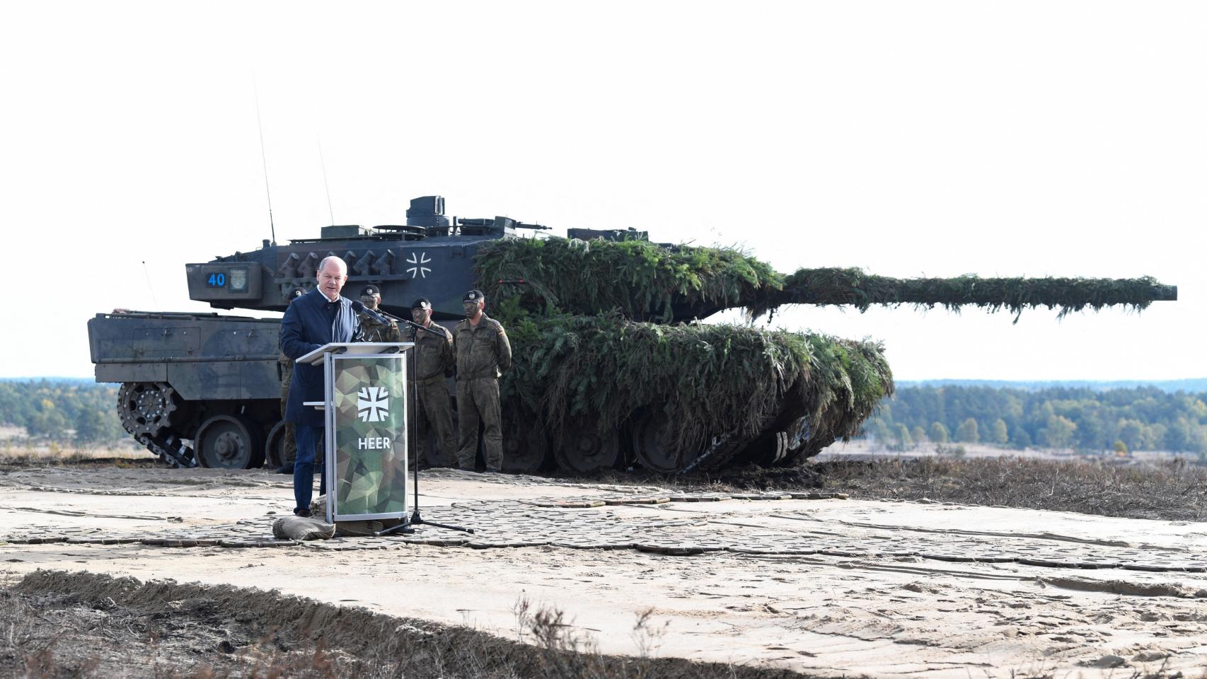 El canciller alemán Olaf Scholz pronuncia un discurso delante de un tanque Leopard 2 durante una visita a una base militar del ejército alemán.