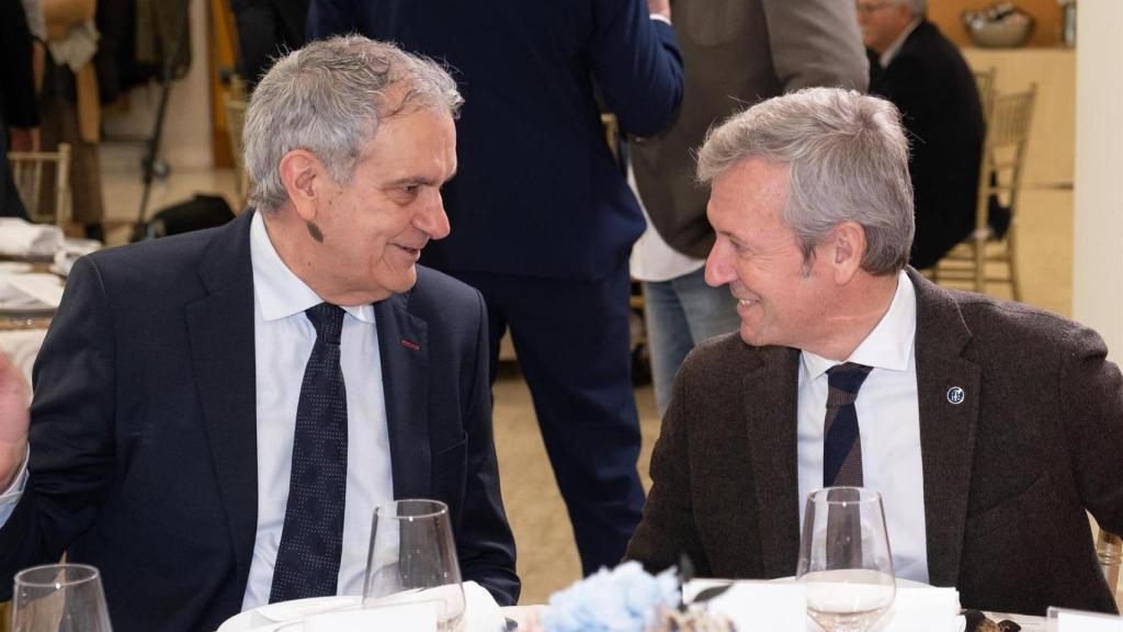 El presidente de la Xunta, Alfonso Rueda, y el periodista José Luis Gómez.