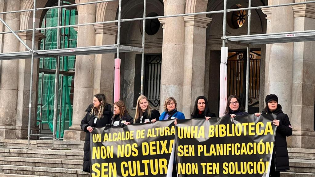 Personal de la biblioteca durante la movilización en la plaza de Armas