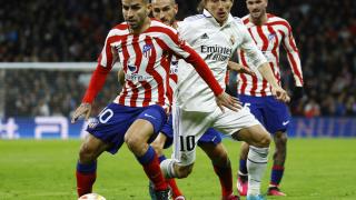 Ángel Correa y Luka Modric, luchando por la posesión en el Derbi madrileño de la Copa del Rey 2022/2023