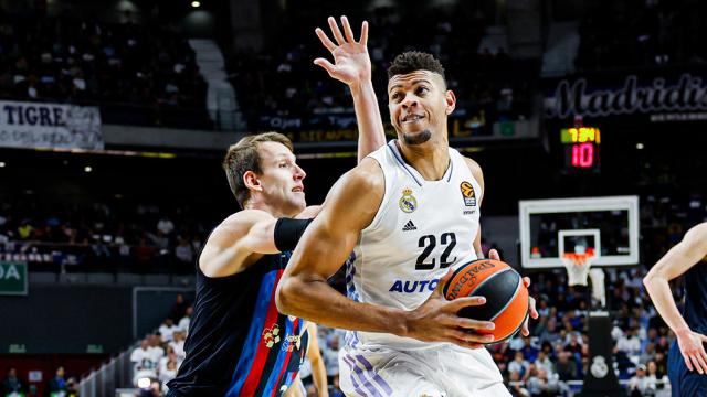 Tavares intenta una entrada a canasta ante el Barça