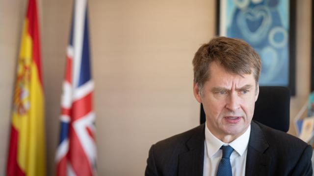 Hugh Elliott, embajador de Reino Unido en España, en su despacho oficial.