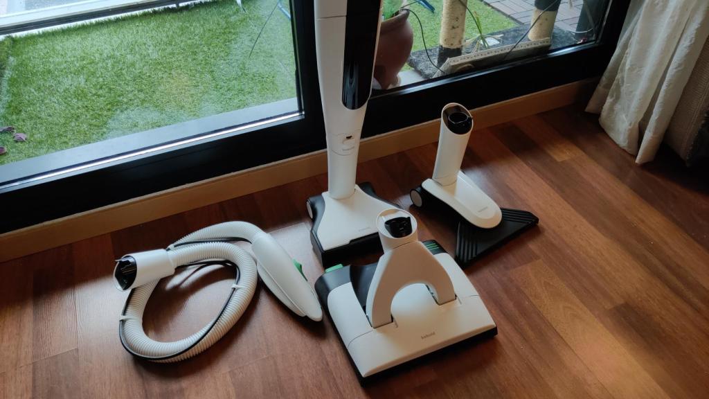 La unidad principal de la Kobold VK7 junto a los distintos módulos de limpieza