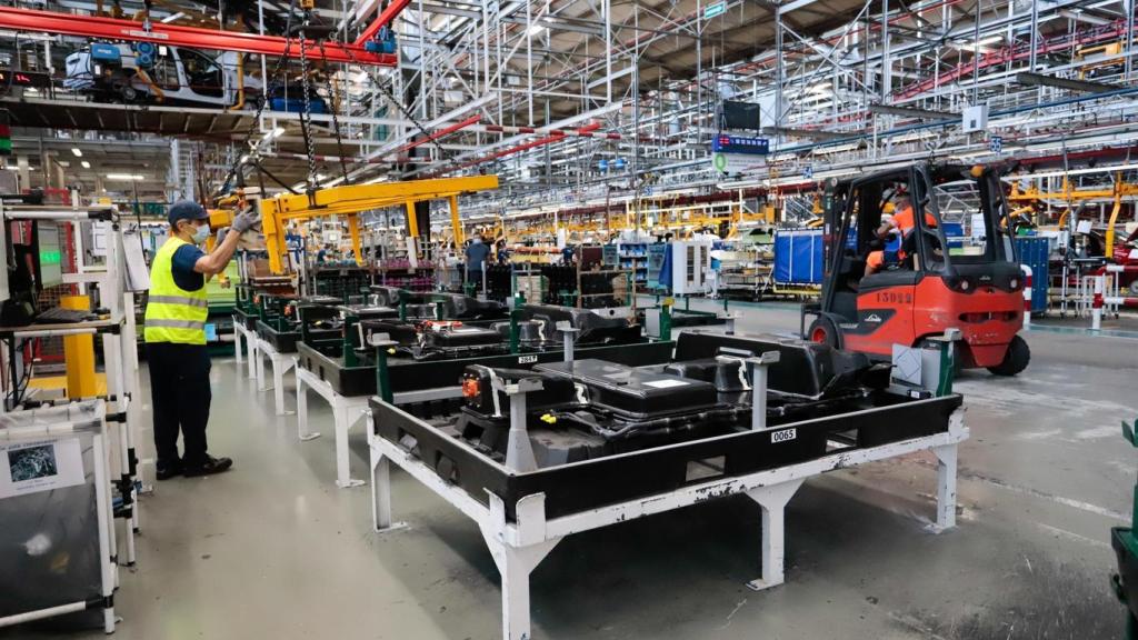 Un operario trabaja en una fábrica de coches gallega.