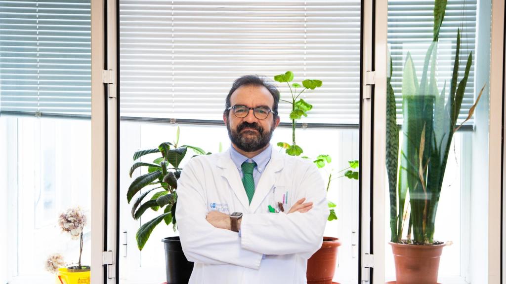 El doctor García Donaire es fotografiado en los pasillo del Clínico San Carlos.
