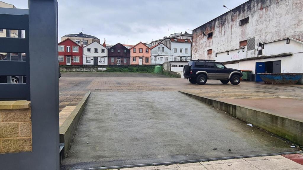 Estacionamiento provisional desde su acceso por la carretera de Castilla