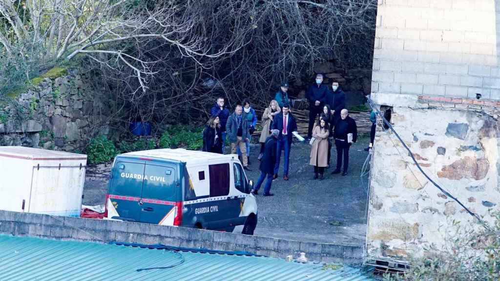 Reconstrucción de los últimos pasos de la víctima del crimen del pozo de O Porriño, en presencia de los tres acusados (dos de ellos esposados por venir de prisión provisional), en una nave de la calle Severino Cobas de Vigo.