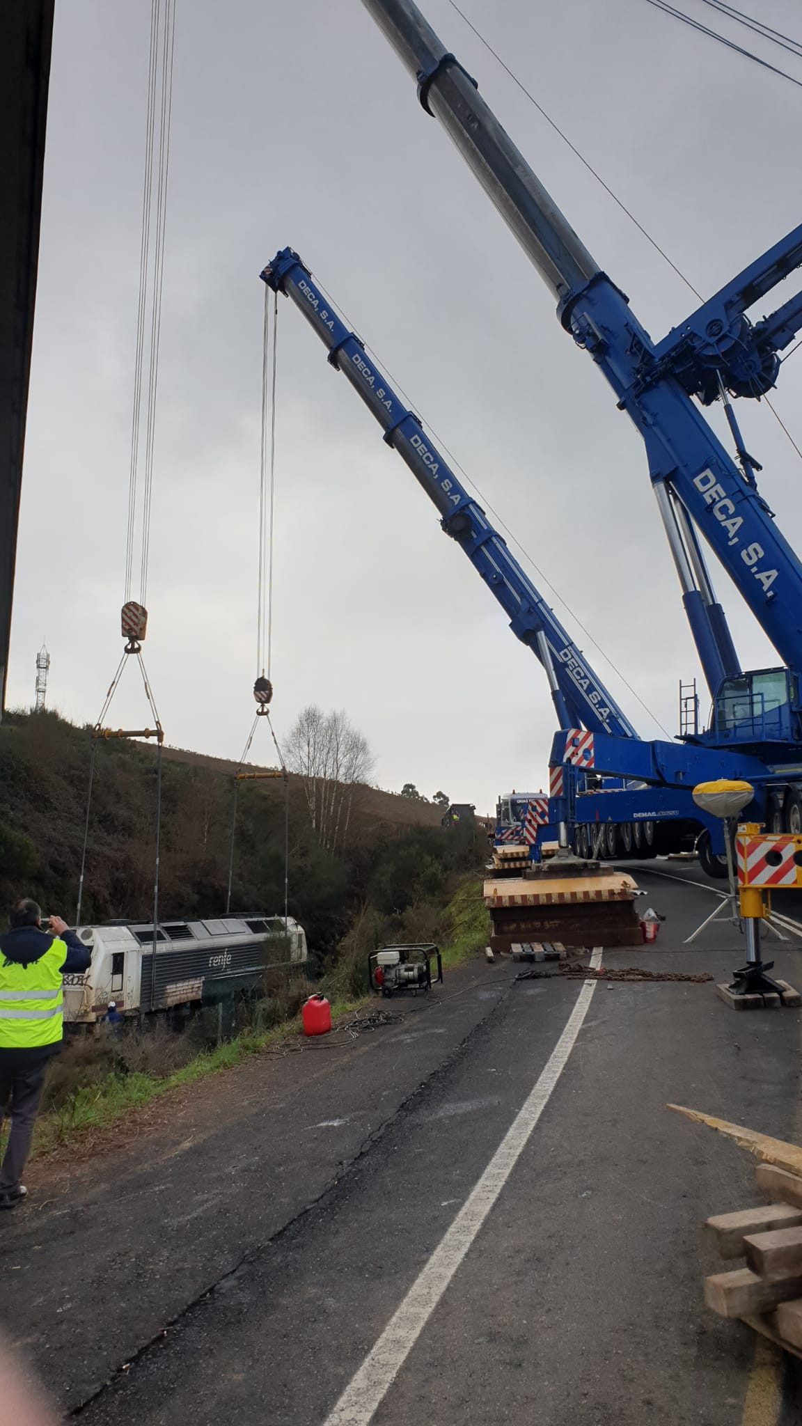 Grúas de gran tonelaje trabajan en el encarrilamiento del tren accidentado en Lalín. Fotos: Adif