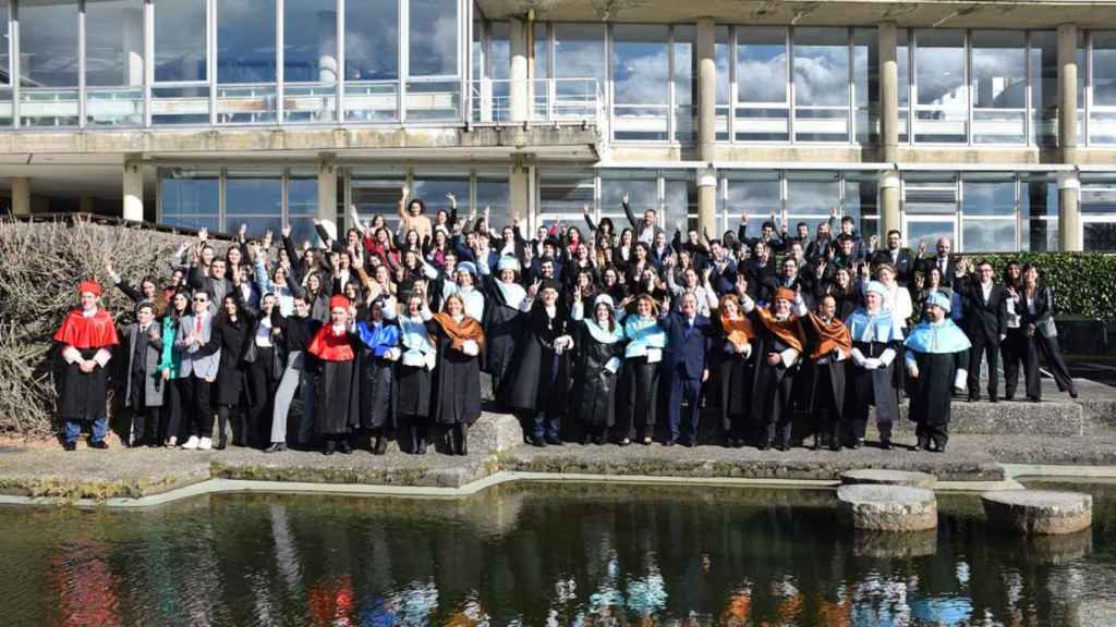 Las autoridades académicas y los alumnos distinguidos en este acto.
