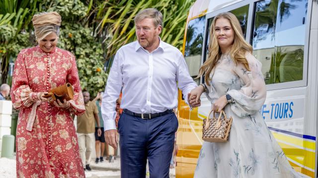 Amalia de Holanda y sus padres, los reyes Guillermo y Máxima, en Bonaire.