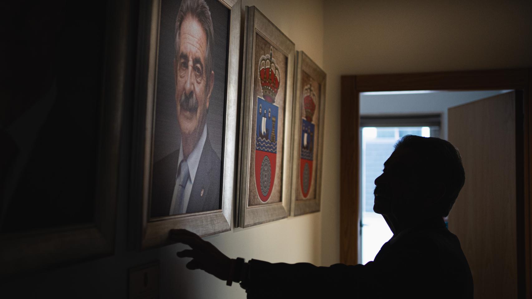 Miguel Ángel Revilla, presidente de Cantabria, frente a su propio retrato.
