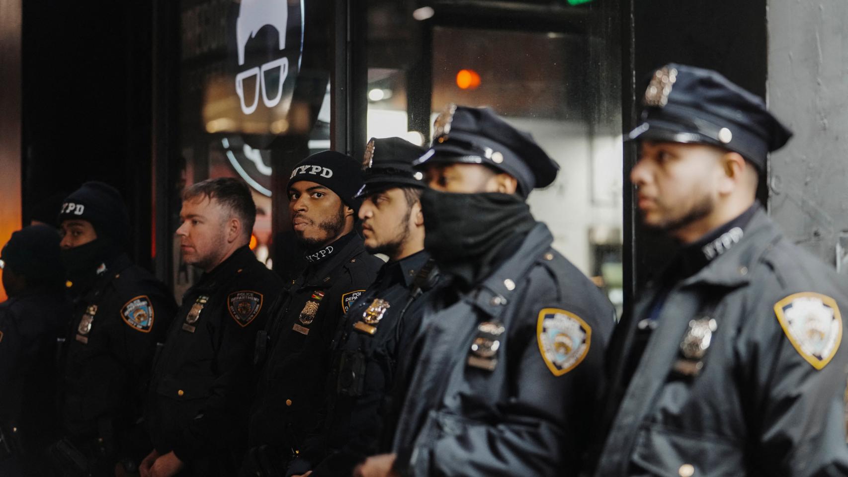 Oficiales de policía vigilan las protestas por la muerte de Tyre Nichols, en Memphis.