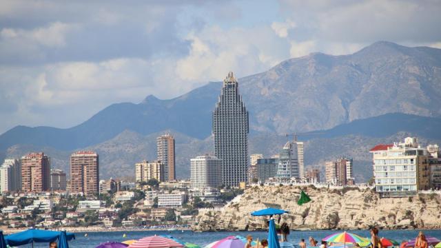 Imagen de la zona de Poniente de Benidorm, vista desde la playa de Levante.