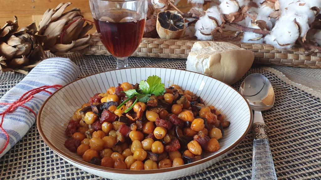 Saca todo el partido a tu freidora de aire con estos garbanzos crujientes con berenjena y chorizo