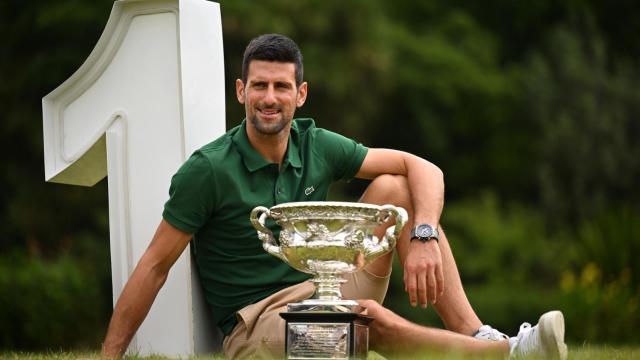 Novak Djokovic, posando con el título del Abierto de Australia 2023