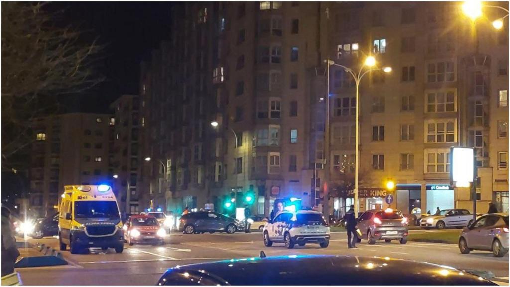 Choque entre un coche y una ambulancia en la Ronda de Outeiro de A Coruña con Avenida Fisterra