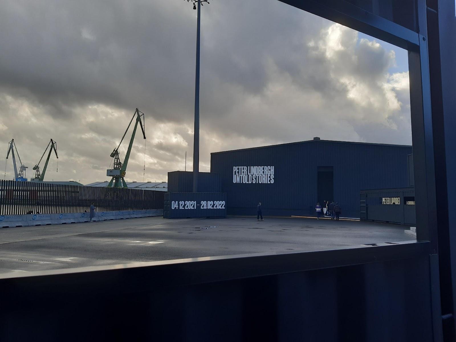 Exposición anterior sobre Peter Lindbergh, en los mismos espacios del muelle de Batería, que tuvo lugar entre el 4 de diciembre de 2021 y el 28 de febrero de 2022, donde predomina el negro en la envolvente