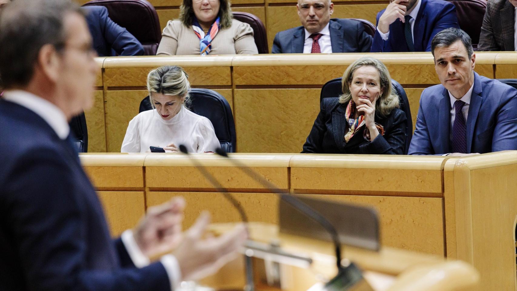 Pedro Sánchez y Nadia Calviño escuchan la intervención de Feijóo este martes, en el Senado.