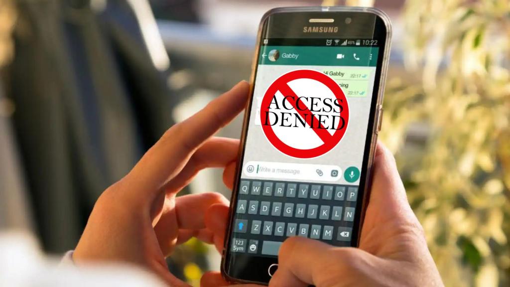 Montaje de una conversación de WhatsApp bloqueada.