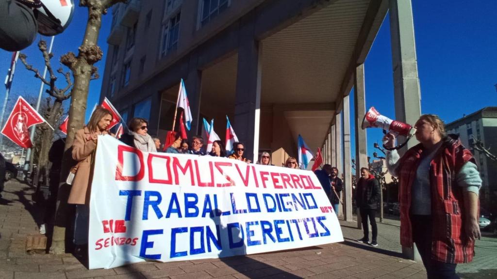 Los trabajadores se concentraron en la puerta de la residencia