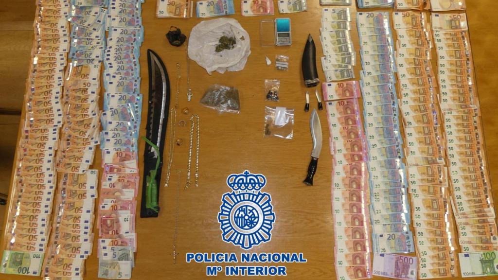 Dinero y mercancía encontrada en registros en Santiago de Compostela