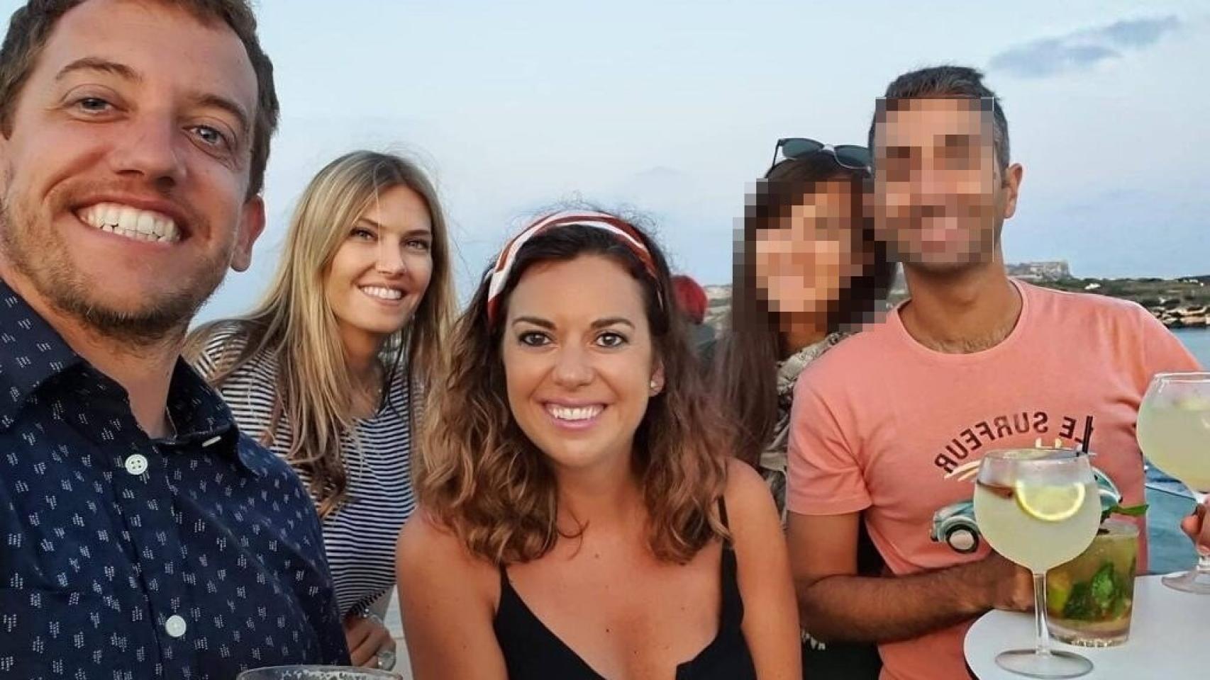 La eurodiputada griega Eva Kaili, acusada en el 'Qatargate', entre Juanjo López y Laura Ballarín, asistentes del grupo socialista en Bruselas.