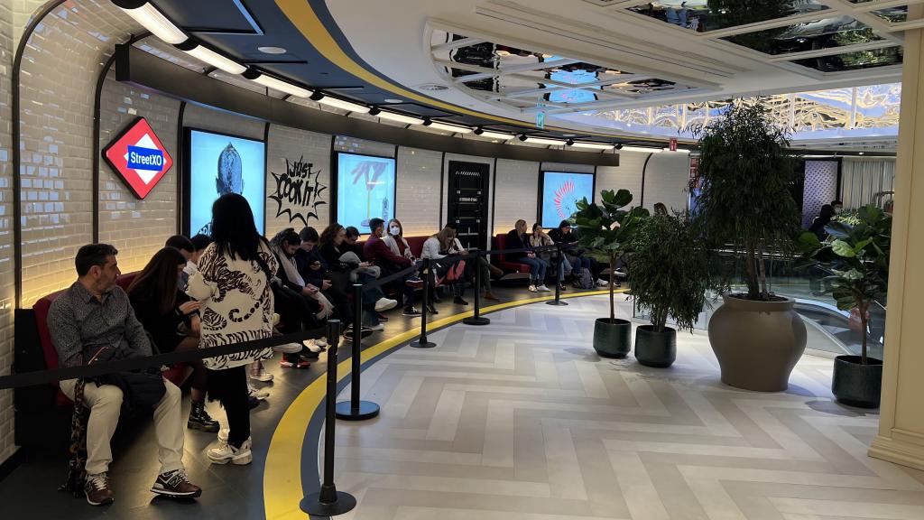 La parada de metro StreetXO donde los que no caben en el bar hacen cola para entrar