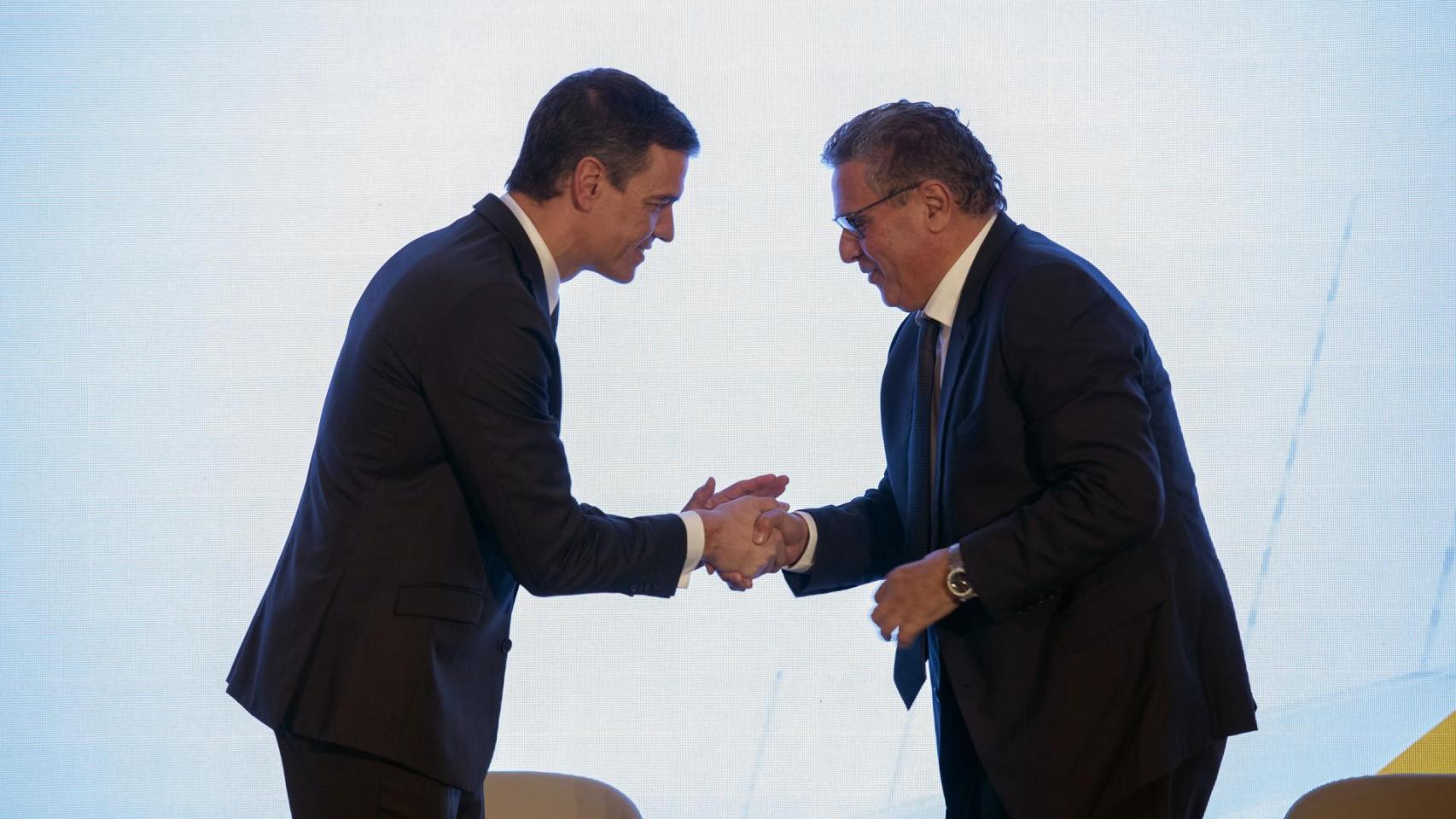 Pedro Sánchez, presidente del Gobierno, saluda a Aziz Ajanouch, primer ministro de Marruecos, este miércoles en Rabat.