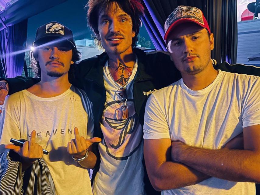 Tommy, con sus dos hijos.