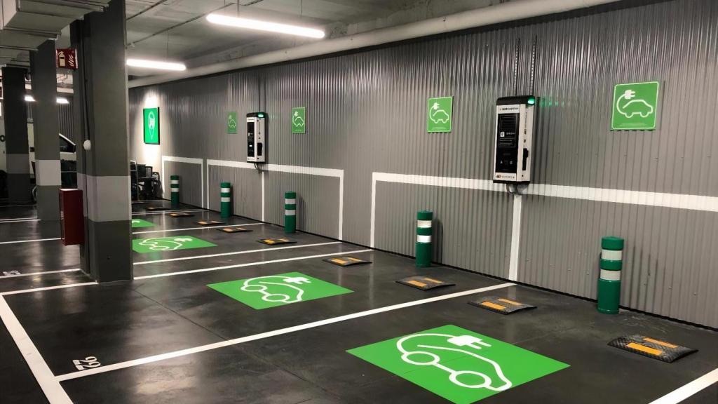 Puntos de recarga para vehículos eléctricos en una tienda de Mercadona.
