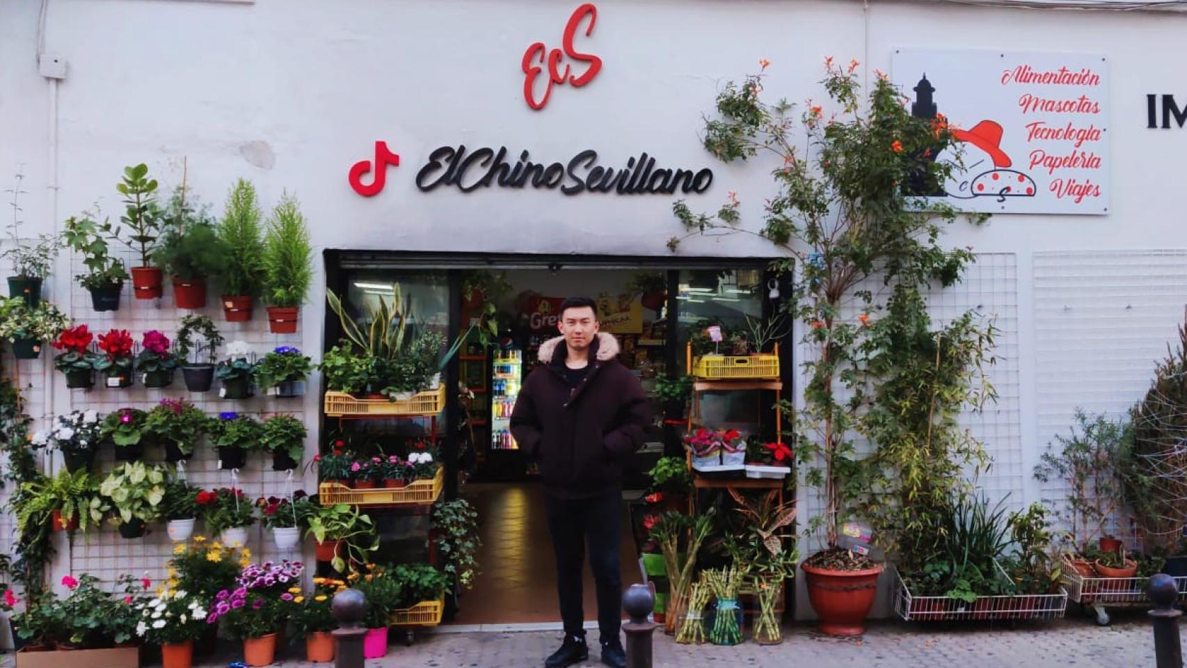 José, el tiktoker sevillano que regenta un bazar: Quiero enseñar que aunque seamos chinos no venimos de otro planeta.