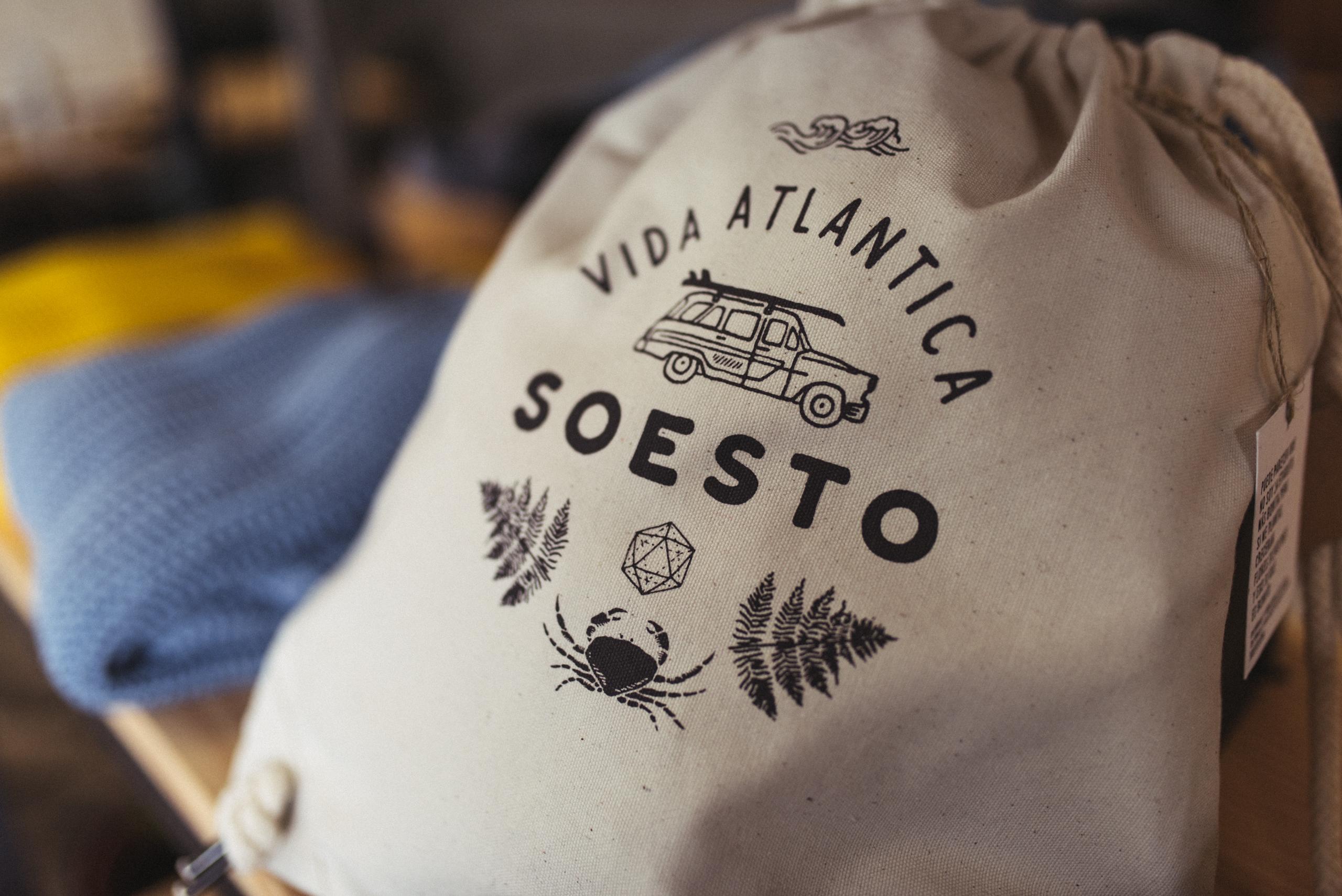 Una mochila y una sudadera de Soesto (Cedidas).