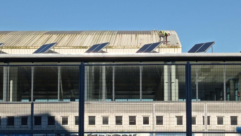 Operario trabajando en la cubierta de las instalaciones