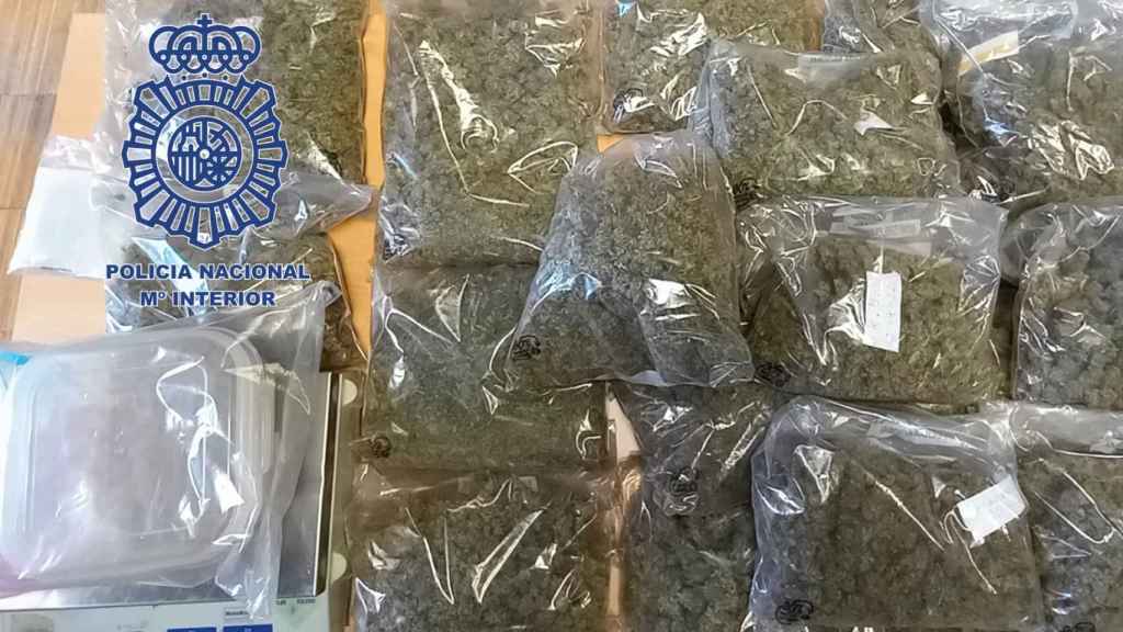 Parte de la droga incautada por los agentes.