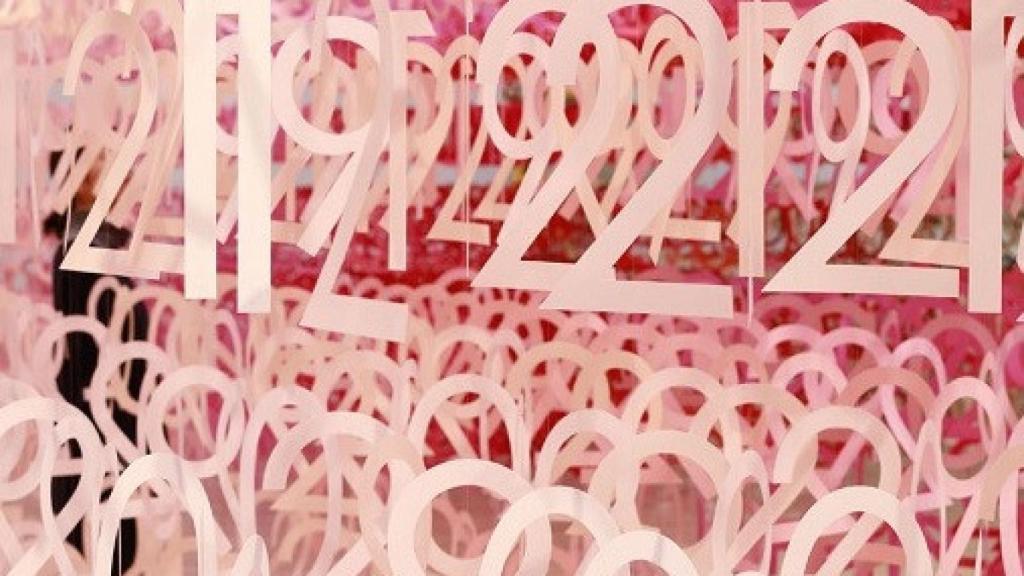 Vista de la instalación   'Bosque de números', de Emmanuelle Moureaux, en el Centro Nacional de Arte de Tokio (2017)