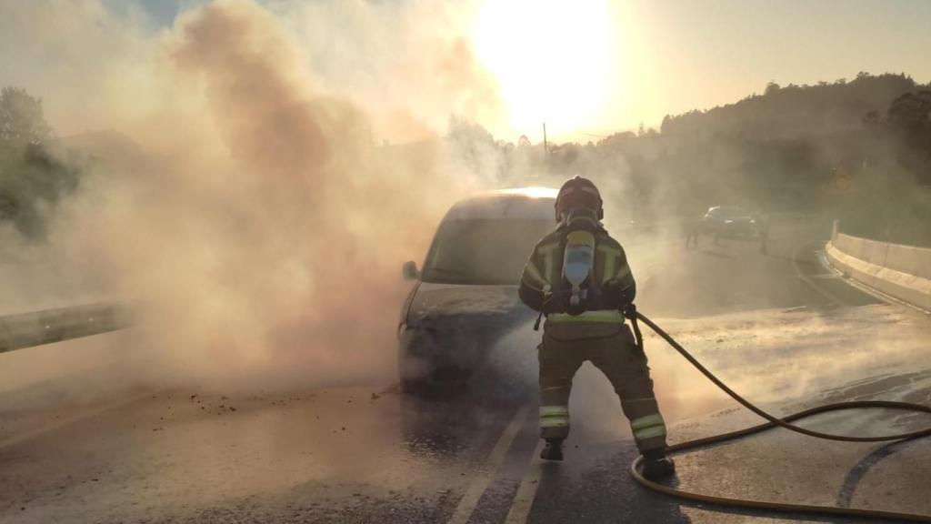 Los Bomberos de Oleiros (A Coruña) sofocan el fuego.