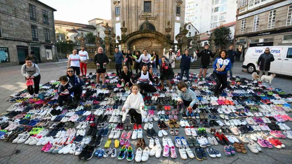 El millar de zapatillas que volarán hasta Gambasse.