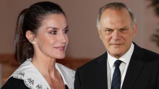 La reina Letizia y Pedro Piqueras en un montaje de JALEOS.