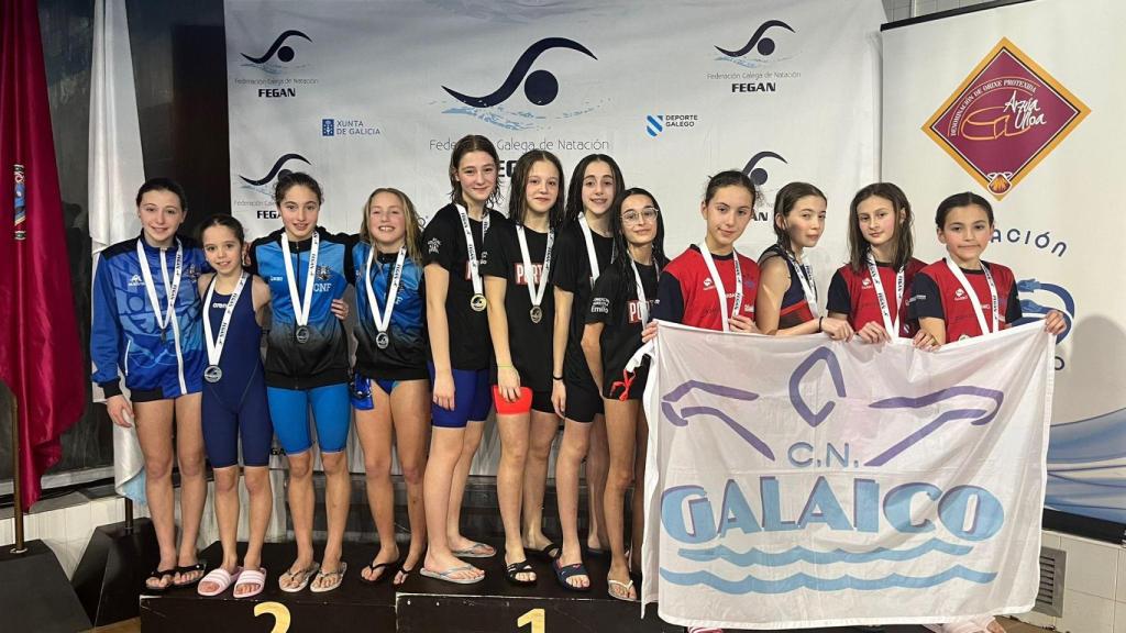 Las ferrolanas ocupando el cajón del segundo puesto en relevos