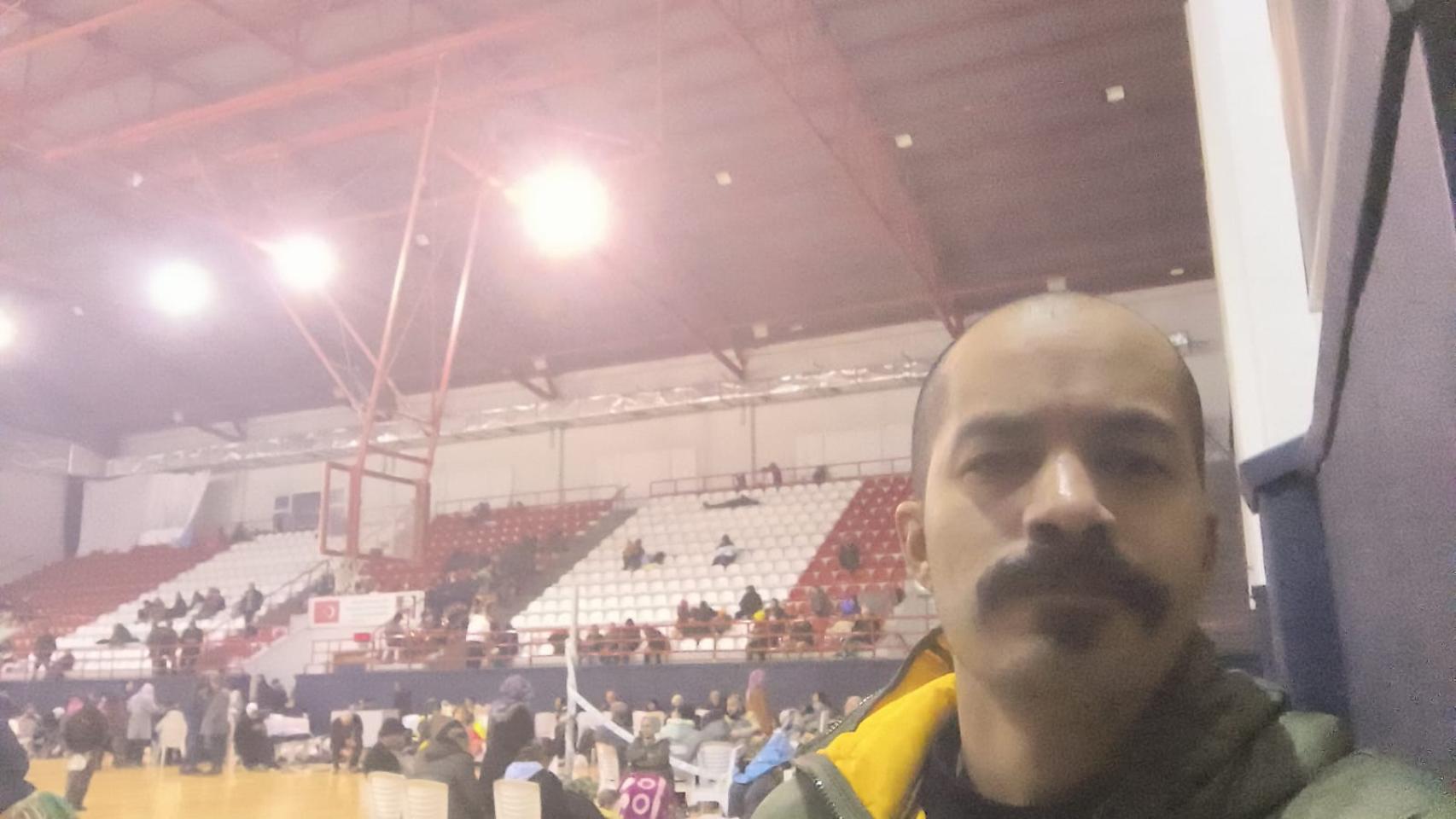 Esteban Kabul, en el polideportivo donde se ha refugiado tras salir ileso del terremoto.