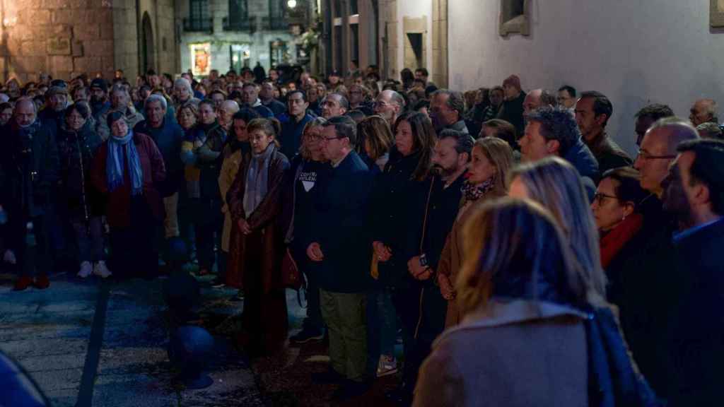 Vecinos de Baiona y representantes políticos guardan un minuto de silencio tras el asesinato machista ocurrido en la localidad.
