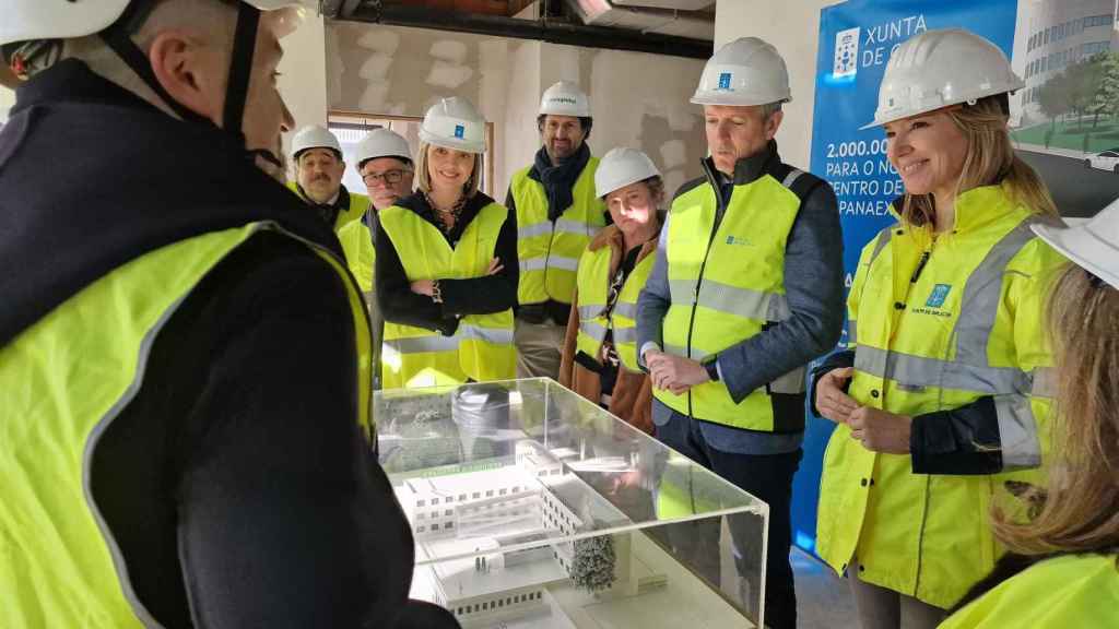 Alfonso Rueda, Fabiola García y Marta Fernández-Tapias en las obras de la nueva residencia de Aspanaex.
